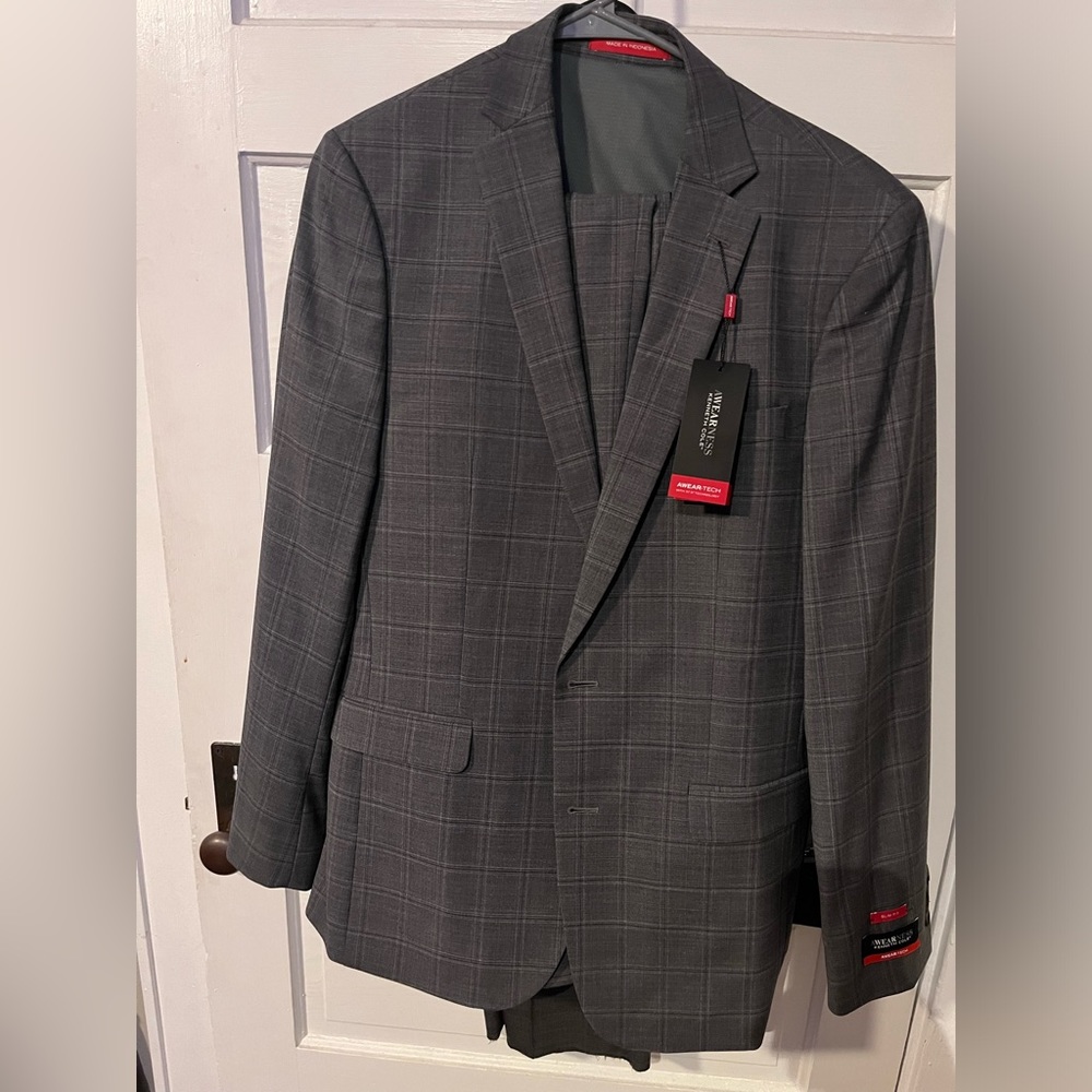 Brand new Kenneth Cole Awearness slim fit suit 40L/34W